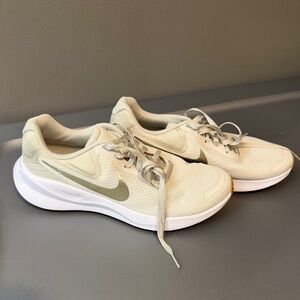 NWT Nike Womens revolution 7 running shoes size 8.5 in phantom light bone color